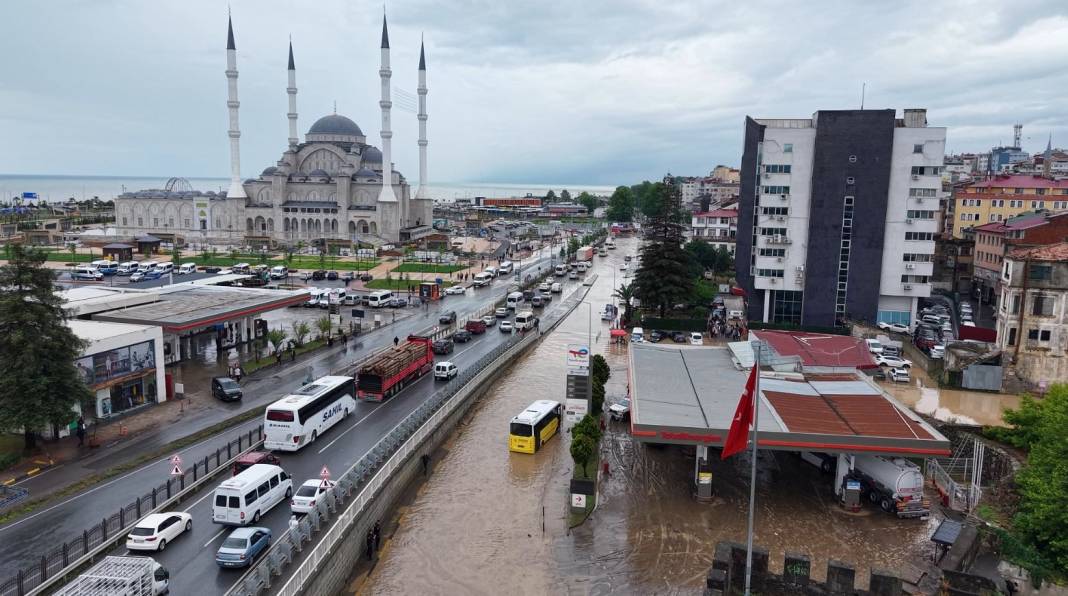 Sel suları Trabzon’u vurdu! Toklu deresi taştı, eski devlet sahil yolu Venedik’e döndü 8